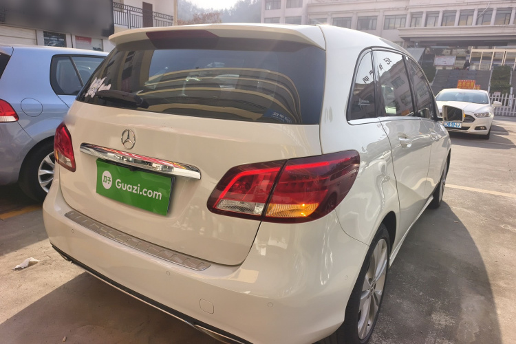 奔驰B级 2017款 B 200 动感型车身外观7