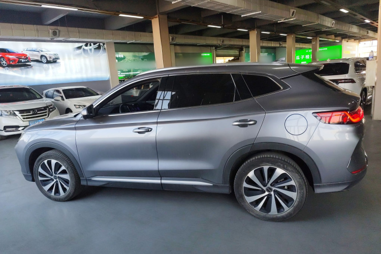 比亚迪 宋PLUS新能源 2023款 冠军版 DM-i 110KM 旗舰型车身外观6003