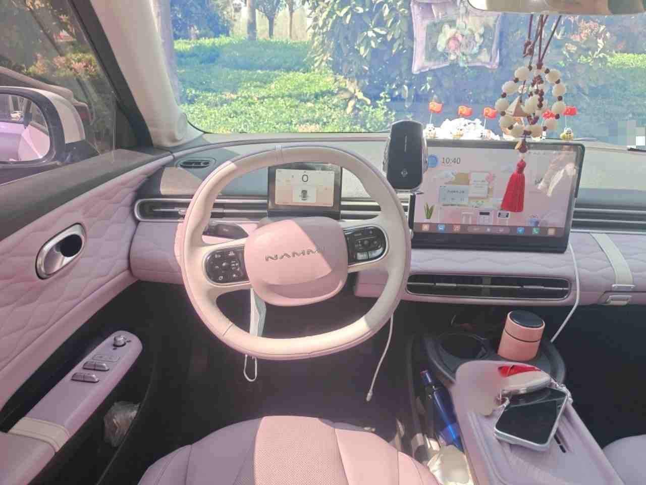 车辆方向盘及中控台实拍