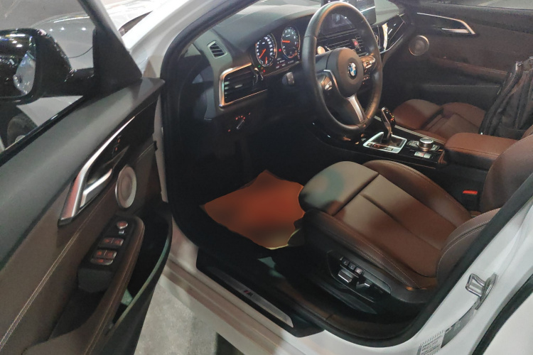 宝马1系 2021款 改款 120i M运动曜夜版中控内饰7003