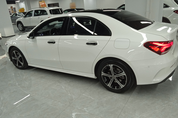 奔驰A级 2022款 改款三 A 200 L 运动轿车时尚型车身外观4