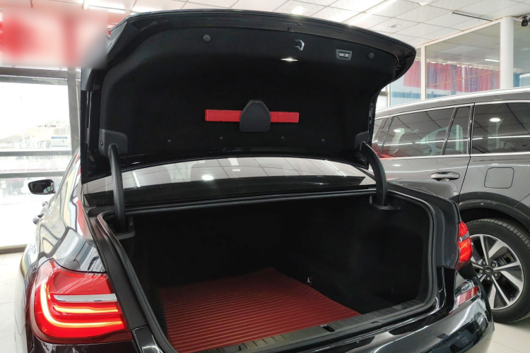 宝马7系 2018款 730Li 领先型 M运动套装机舱底盘23