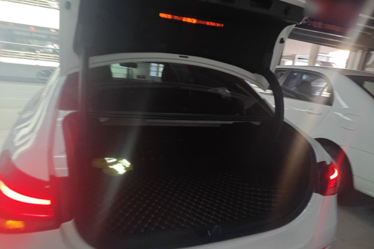 奔驰A级 2022款 A 180 L 运动轿车机舱底盘23