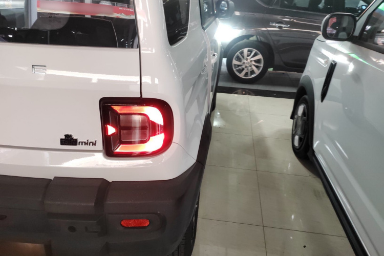 吉利银河 2025款 210km 熊猫骑士车身外观6006