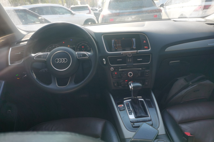 奥迪Q5 2018款 典藏版 40 TFSI 进取型中控内饰12