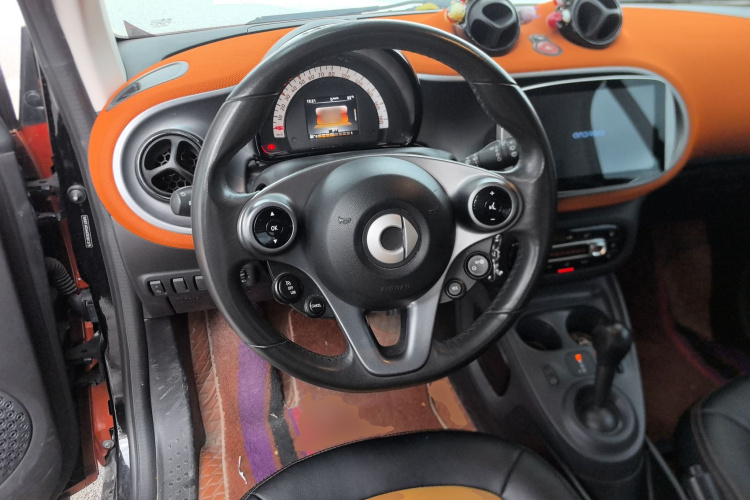 smart fortwo 2015款 1.0L 52千瓦硬顶激情版中控内饰13