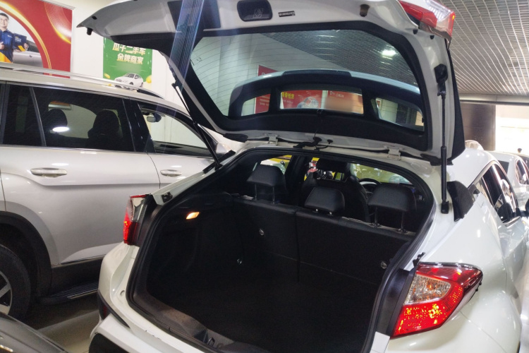 丰田C-HR 2020款 2.0L 领先版局部细节23