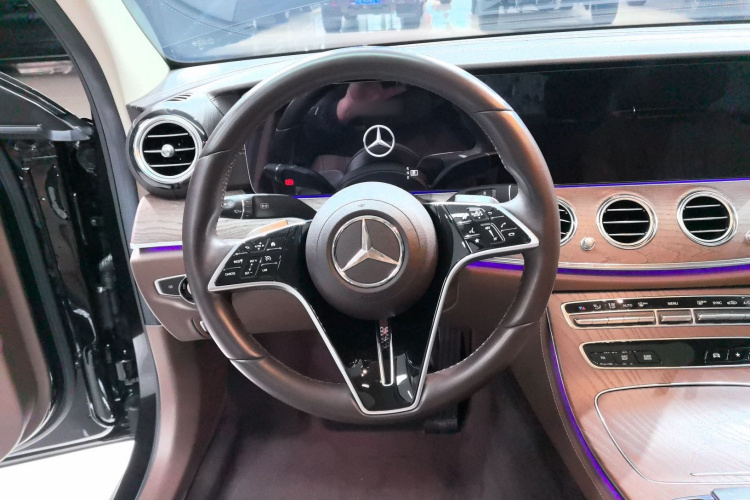 奔驰E级 2023款 改款 E 300 L 时尚型中控内饰13