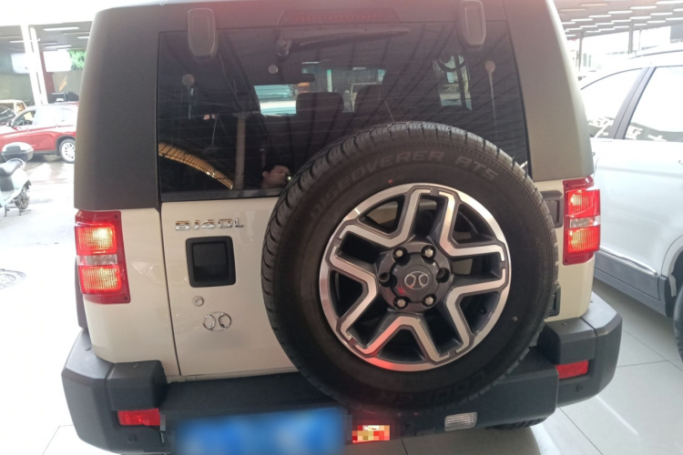 北京越野 北京BJ40 2016款 40L 2.3T 自动四驱尊享版车身外观6