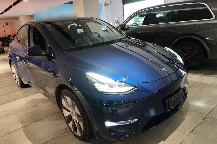 特斯拉 Model Y 2021款 长续航全轮驱动版车身外观3