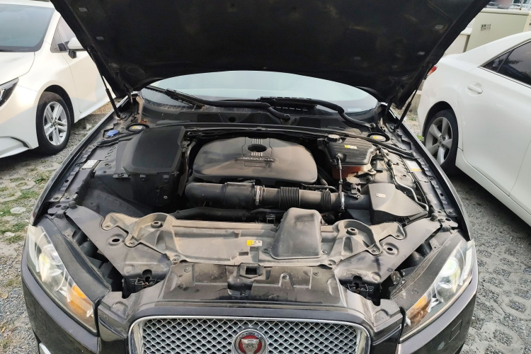 捷豹XF 2014款 XF 2.0T 风华版机舱底盘24