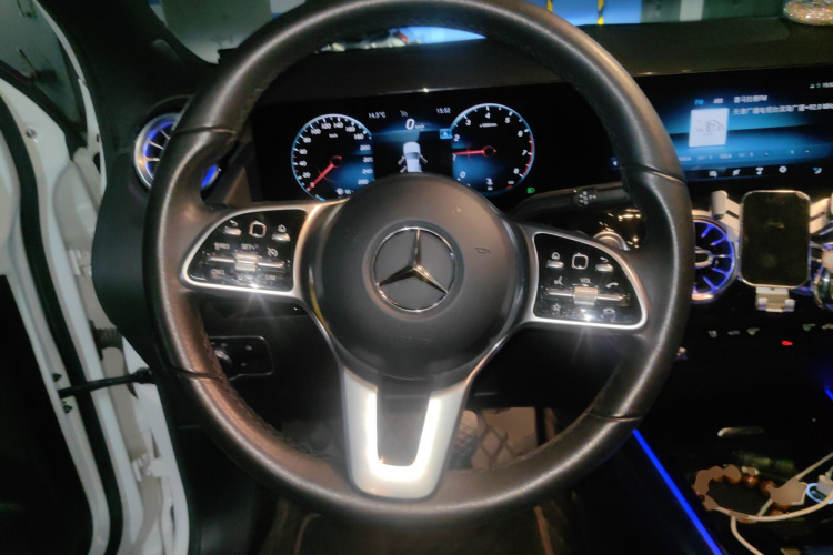 奔驰GLA 2020款 GLA 200 4MATIC中控内饰13