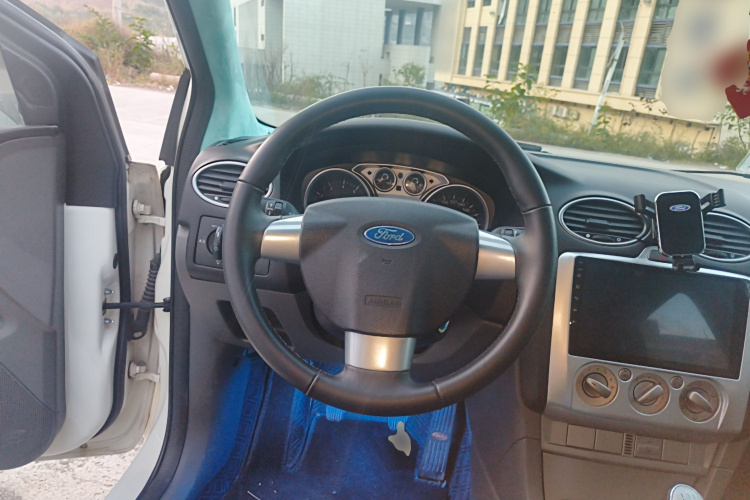 福特 福克斯 2013款 两厢经典 1.8L 手动基本型中控内饰13