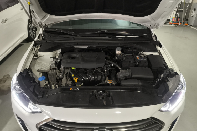 现代 领动 2016款 1.6L 自动智炫·精英型机舱底盘24