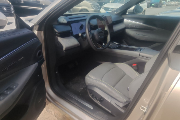 领克08 EM-P 2023款 120km 长续航Halo中控内饰7003