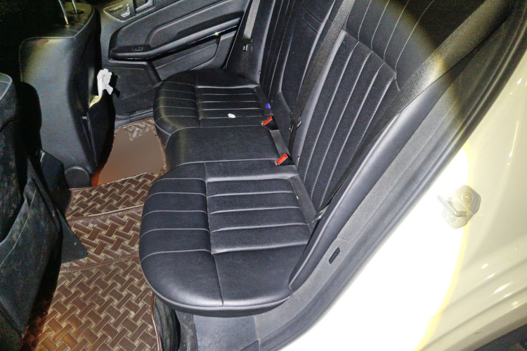 奔驰E级 2015款 E 260 L 运动型中控内饰21