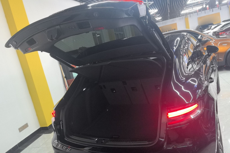 保时捷 2023款 Macan 2.0T机舱底盘23