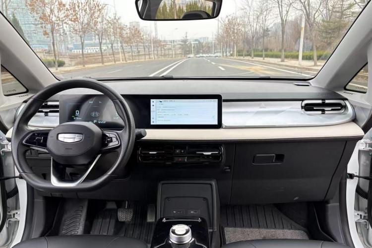 吉利几何E萤火虫 2023款 320KM 乖帅虎 5座中控内饰7001