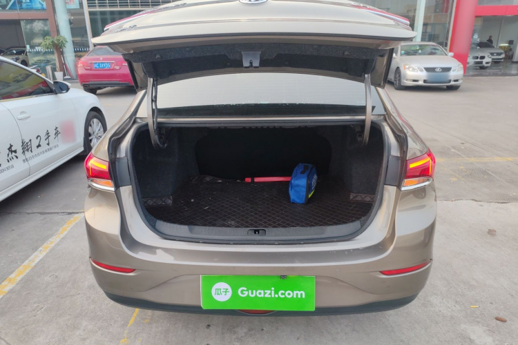 别克 英朗 2019款 15T 双离合进取型 国VI机舱底盘23