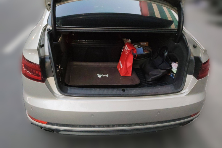 奥迪A4L 2018款 30周年年型 40 TFSI 时尚型局部细节23