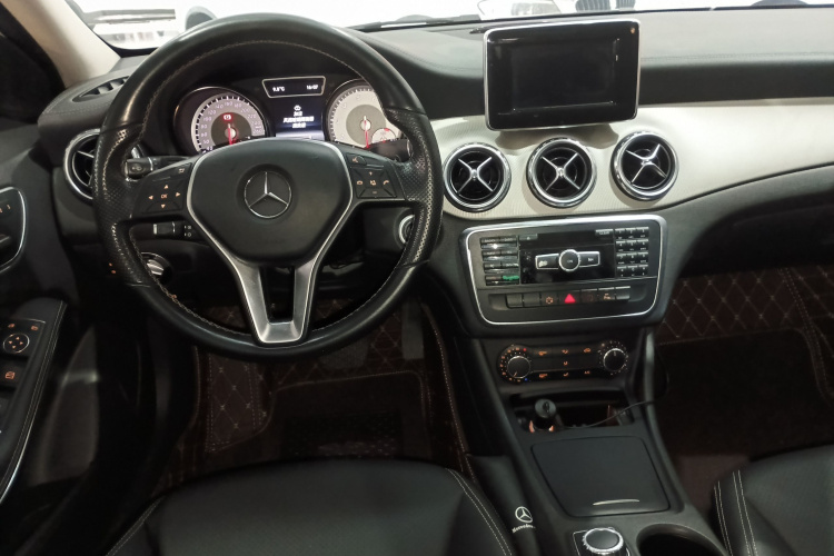 奔驰GLA 2015款 GLA 200 时尚型中控内饰12