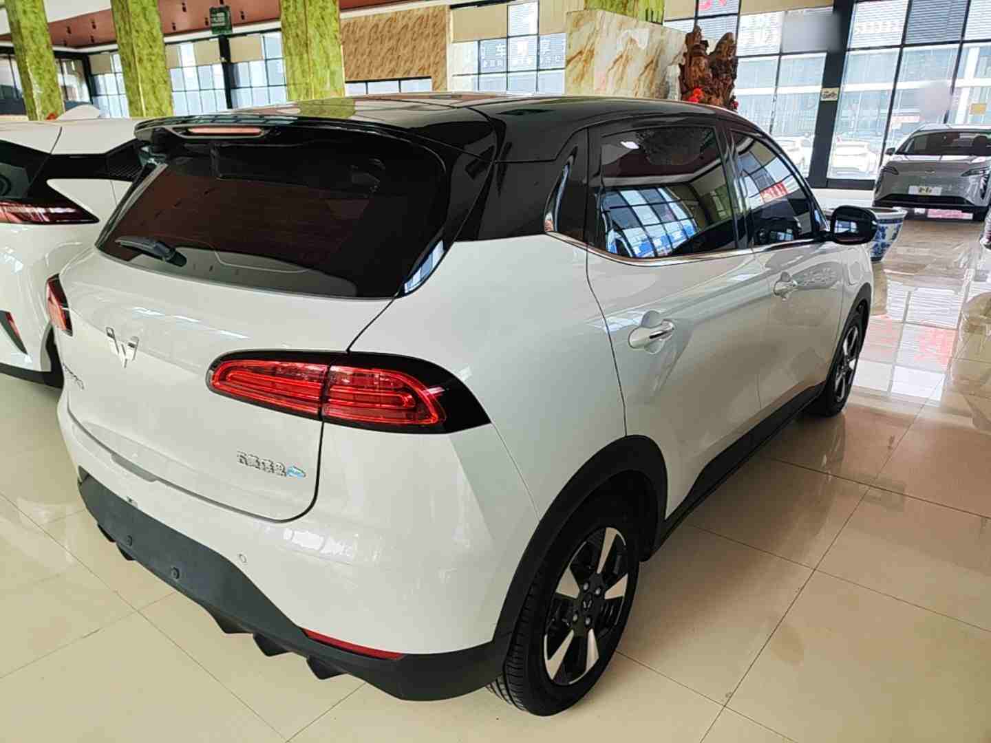车辆右后45度外观展示