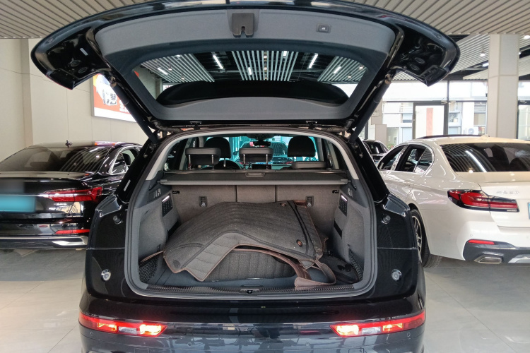 奥迪Q5L 2018款 45 TFSI 尊享时尚型 国VI机舱底盘23