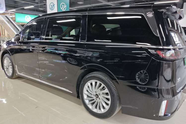 岚图汽车 岚图梦想家 2022款 0碳版 家+续航包 605km车身外观4