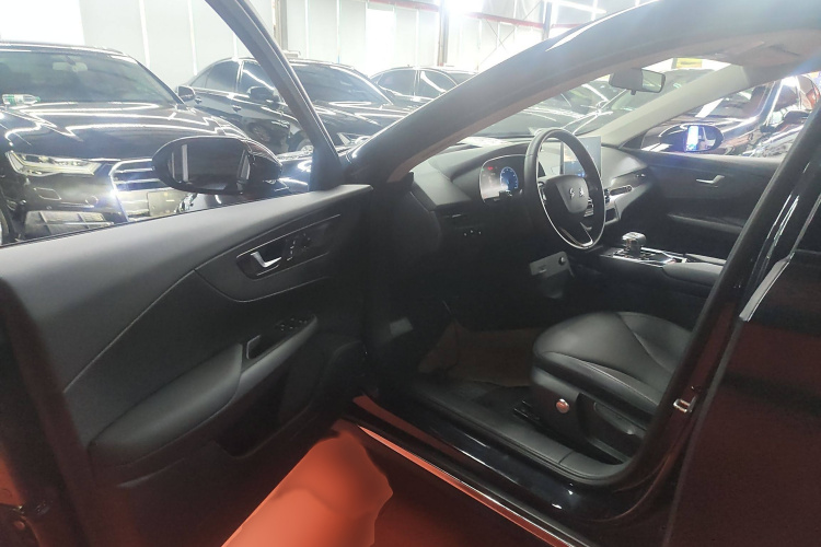 红旗E-QM5 2022款 431km 充电乐享版中控内饰7003