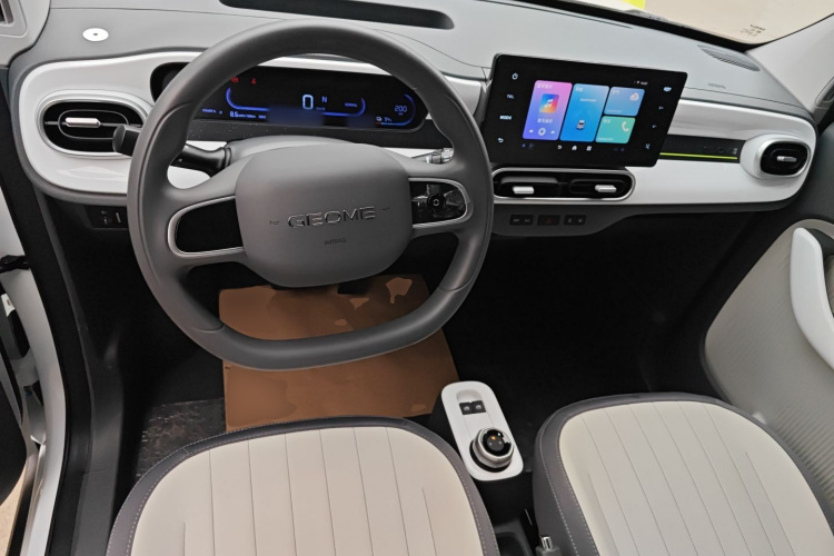 吉利银河 2025款 210km 熊猫骑士中控内饰12