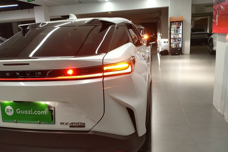 雷克萨斯RZ 2023款 450e 四驱纵享版车身外观9