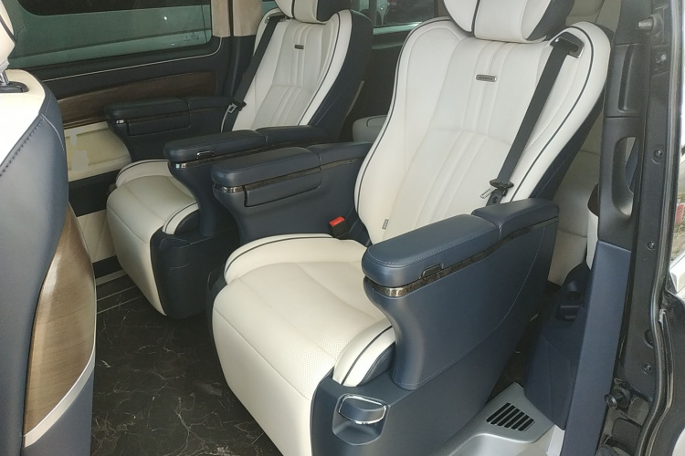 奔驰 威霆 2021款 2.0T 商务版 7座中控内饰7004