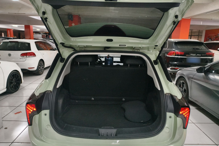 哪吒汽车 哪吒V 2022款 潮 300 Lite 三元锂机舱底盘23