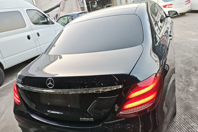 奔驰E级 2020款 改款 E 300 L 运动时尚型车身外观6