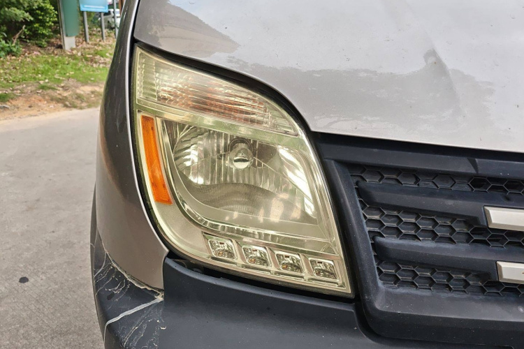 上汽大通MAXUS 新途V80 2017款 2.5T 5挡手动傲运通国IV短轴超低顶5/6/10座车身外观6006