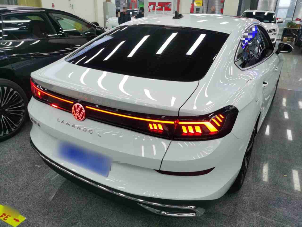 车辆右后45度外观展示