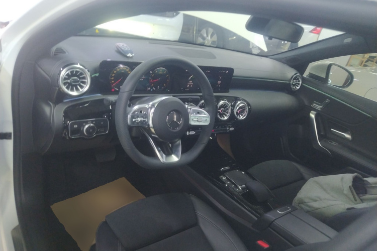 奔驰A级 2022款 改款三 A 200 L 运动轿车时尚型中控内饰12