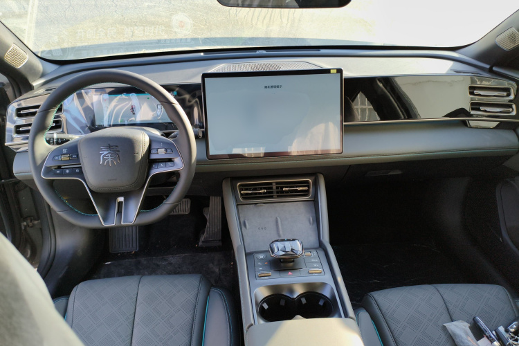 比亚迪 秦L 2024款 DM-i 120KM卓越型中控内饰7002