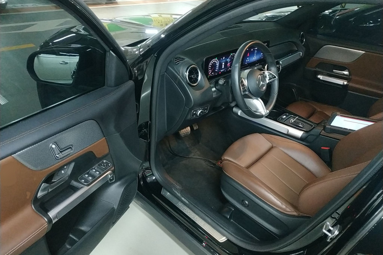 奔驰GLB 2024款 GLB 200 动感型中控内饰7003