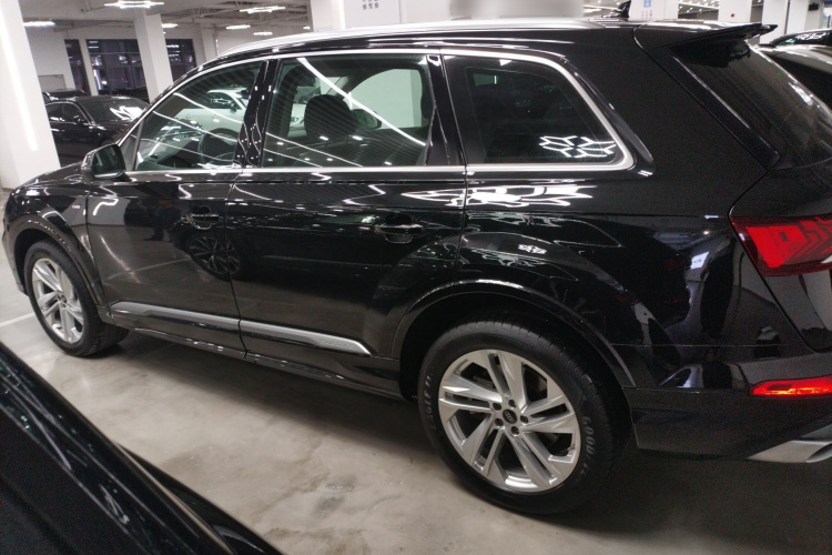 奥迪Q7 2023款 45 TFSI quattro S line运动型车身外观4