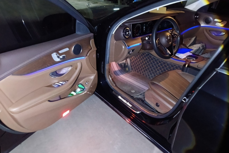 奔驰E级 2023款 改款 E 300 L 时尚型中控内饰7003