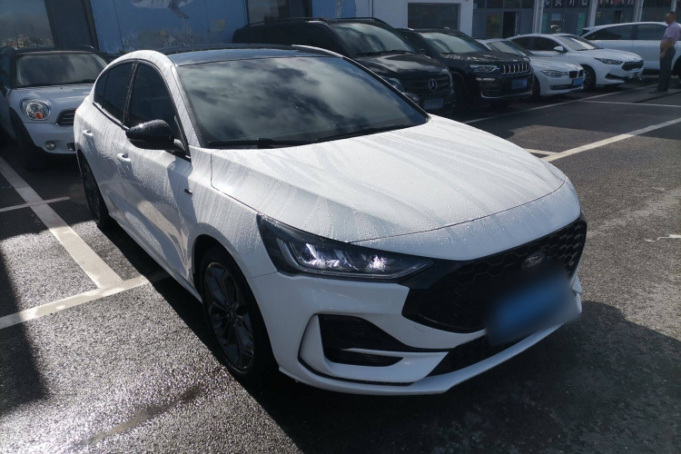 福特 福克斯 2022款 三厢 EcoBoost 180 自动ST Line车身外观3