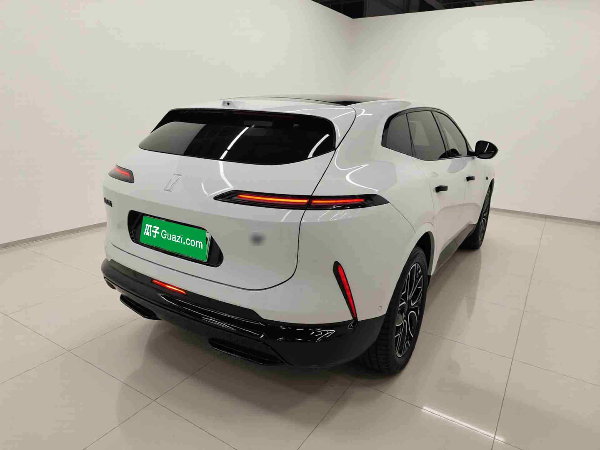车辆右后45度外观展示