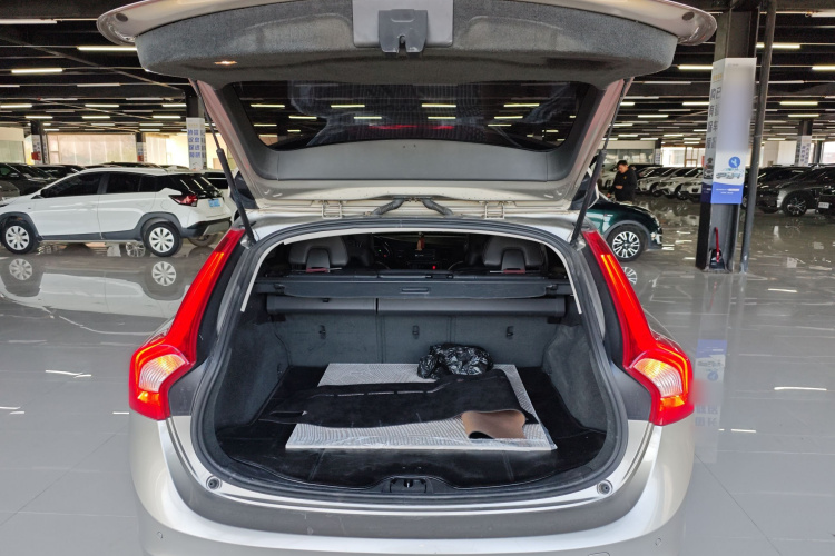 沃尔沃V60 2014款 T5 智逸版机舱底盘23