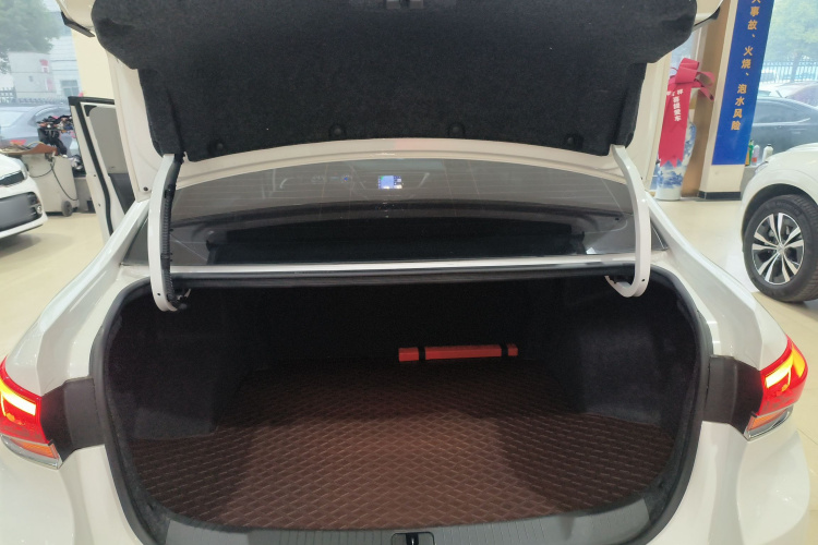 别克 英朗 2021款 改款 1.3T 自动轻混动精英型机舱底盘23