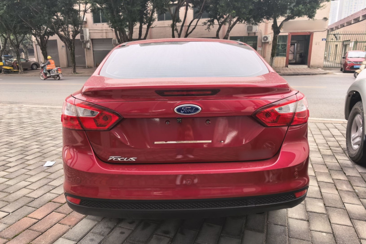 福特 福克斯 2012款 三厢 1.6L 自动风尚型车身外观6