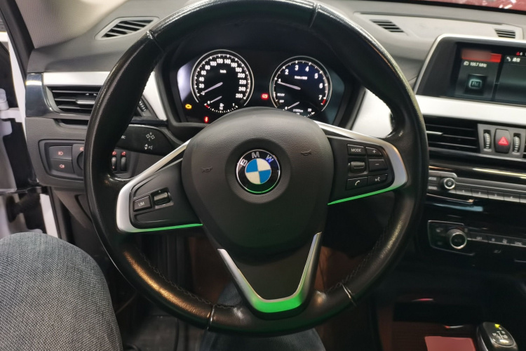 宝马X1 2019款 sDrive18Li 时尚型中控内饰13