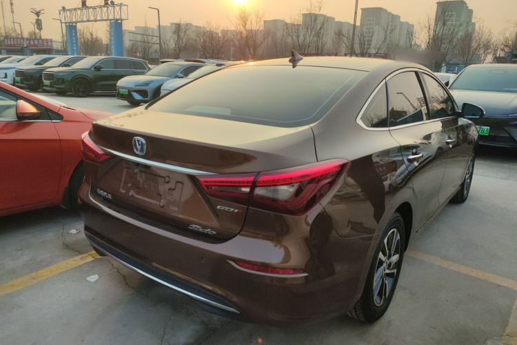 长安 逸动 2018款 1.6L GDI 手动时尚型车身外观7