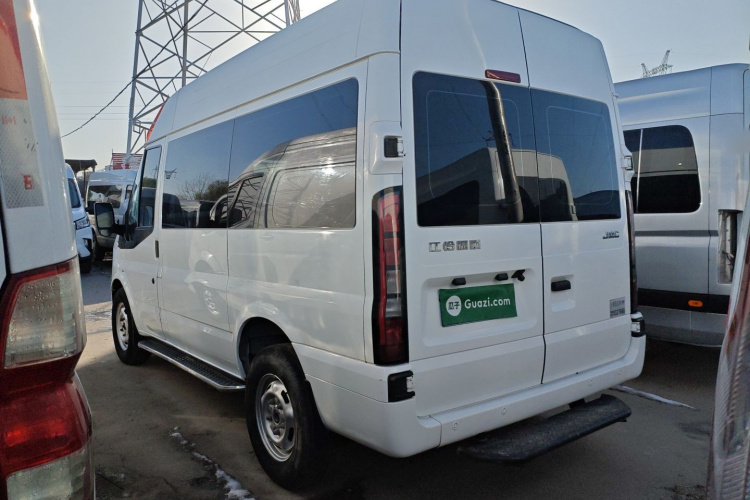 江铃福顺 2023款 2.0T 自动短轴中顶商运型多功能乘用车6座车身外观4