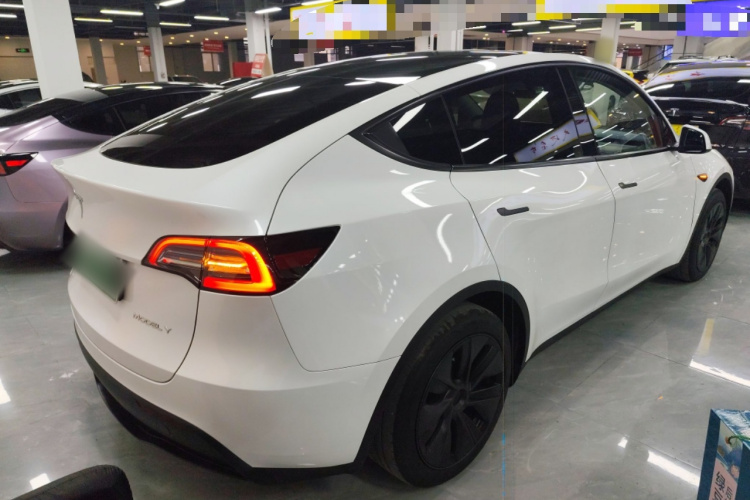 特斯拉 Model Y 2024款 后轮驱动版车身外观7